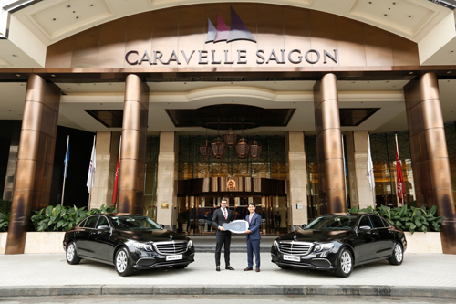 Mercedes-Benz bàn giao 2 xe E 200 thế hệ mới cho khách sạn Caravelle 